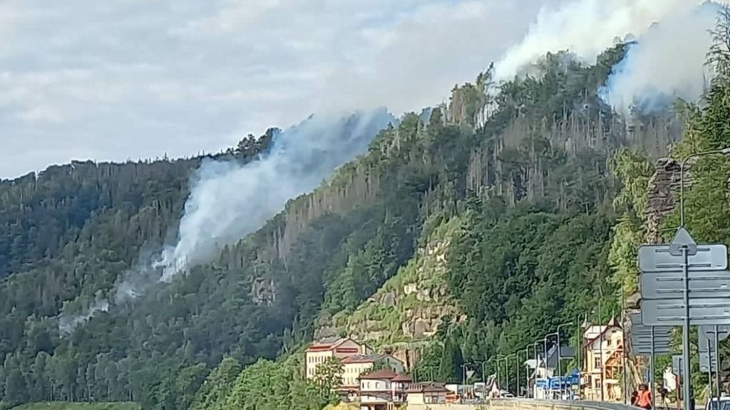 Hranice požáru v Českém Švýcarsku se daří držet na ploše 1000 hektarů